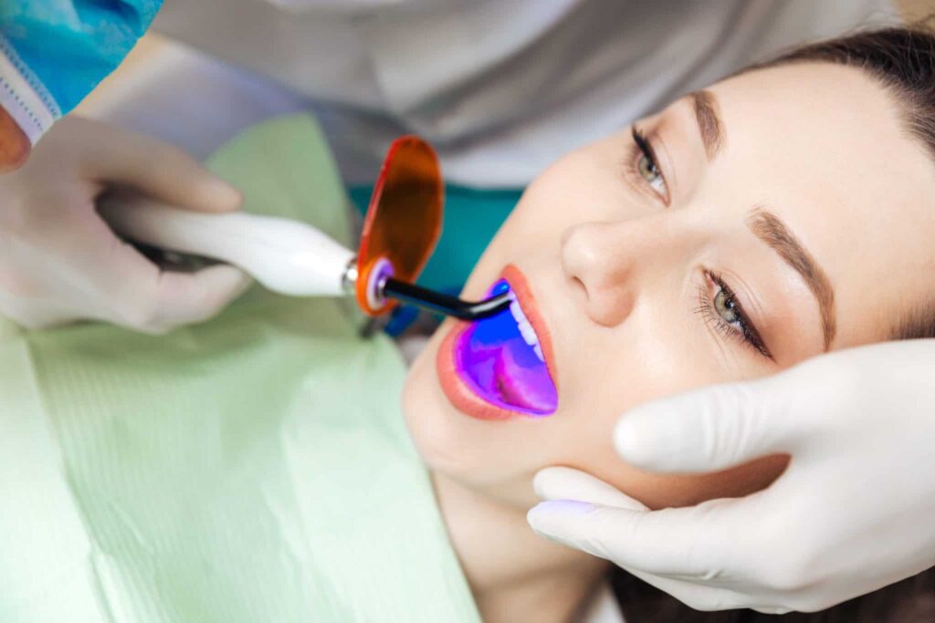 چگونه سفید کردن دندان با لیزر بر ترمیم دندان تأثیر می گذارد