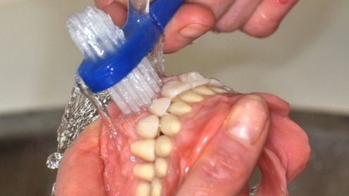 آیا مسواک زدن دندان مصنوعی به‌تنهایی کافیست؟